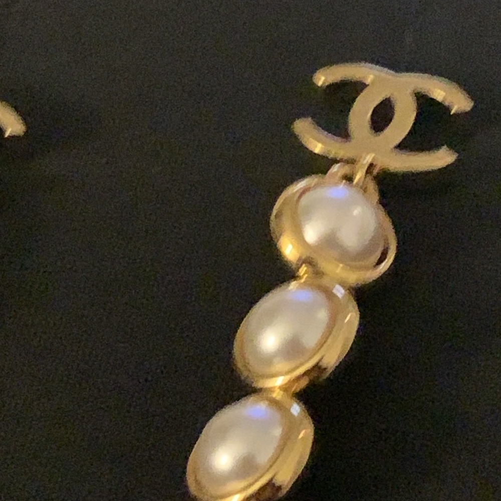 Chanel Gold,White Pearl Drop Earrings, rare , authentic ,summer 2025 col… - Picture 11 of 11